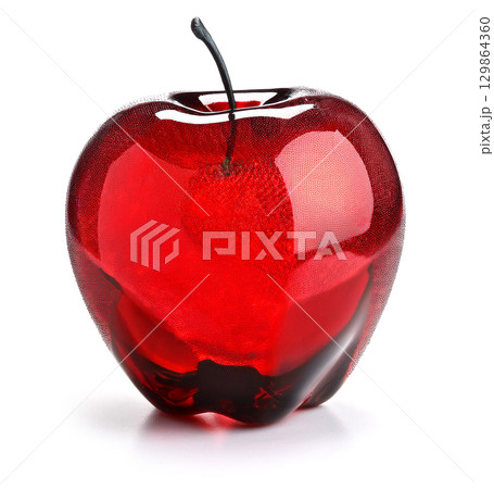 赤いリンゴのペーパーウェイト。白背景。 赤いリンゴのペーパーウェイト。白背景。 129864360