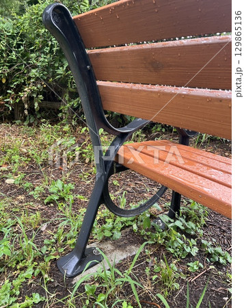 公園の木製のベンチ　雨粒 129865136