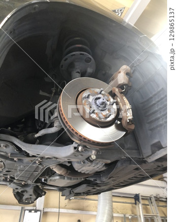 自動車の修理をする修理工場 タイヤ 自動車の修理をする修理工場 タイヤ 129865137
