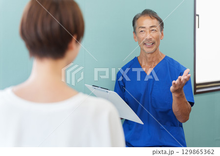 整骨院の先生と患者 129865362
