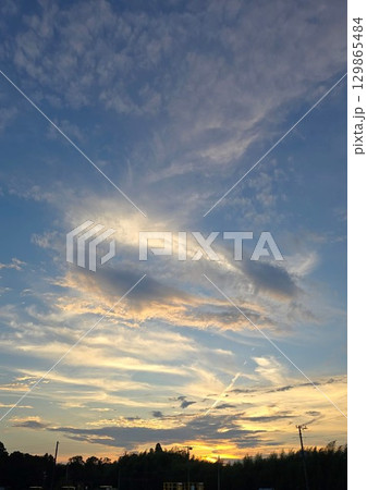 夕日に照らされて輝く雲 夕日に照らされて輝く雲 129865484