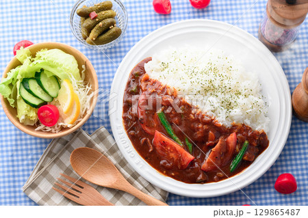 ほかほかと香り立つトマトカレーと白ごはんの盛り付け サラダ付き家庭料理の食卓イメージ ほかほかと香り立つトマトカレーと白ごはんの盛り付け サラダ付き家庭料理の食卓イメージ 129865487