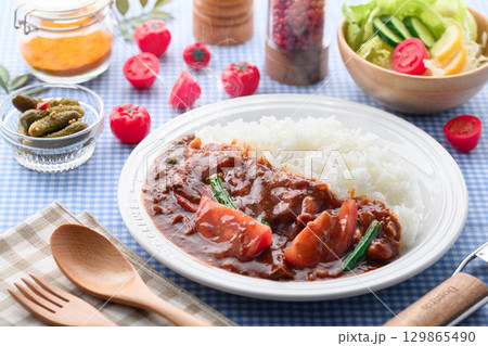 ほかほかと香り立つトマトカレーと白ごはんの盛り付け サラダ付き家庭料理の食卓イメージ ほかほかと香り立つトマトカレーと白ごはんの盛り付け サラダ付き家庭料理の食卓イメージ 129865490