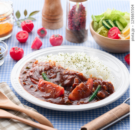 ほかほかと香り立つトマトカレーと白ごはんの盛り付け サラダ付き家庭料理の食卓イメージ ほかほかと香り立つトマトカレーと白ごはんの盛り付け サラダ付き家庭料理の食卓イメージ 129865504