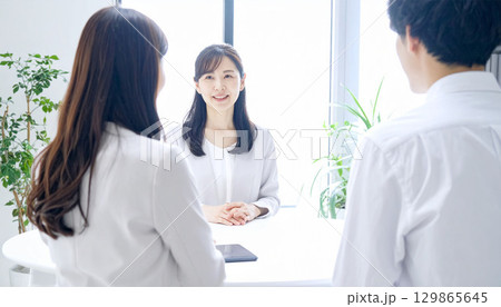 打ち合わせをするビジネスウーマン 129865645