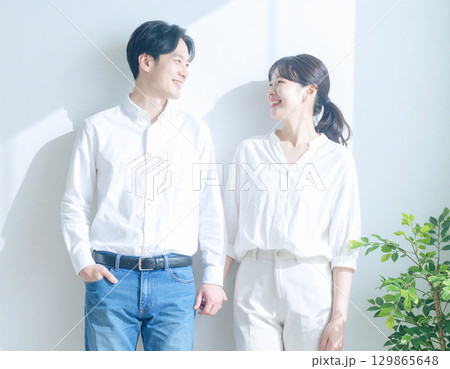 若い男女 129865648