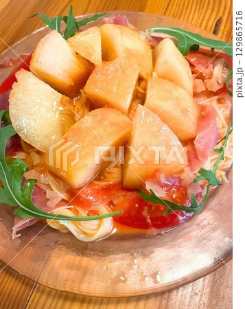 新鮮な野菜と果物のパスタ 新鮮な野菜と果物のパスタ 129865716