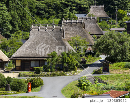 由良川の堤防から見る夏の美山かやぶきの里 由良川の堤防から見る夏の美山かやぶきの里 129865932