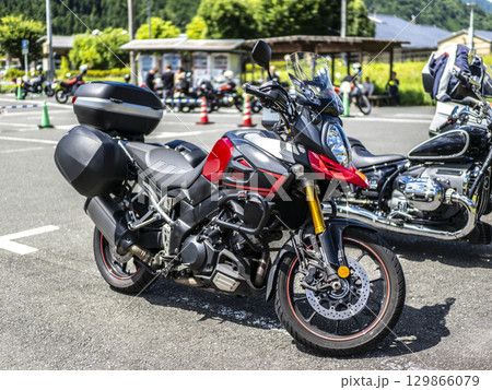 バイクが集まる道の駅の風景 129866079