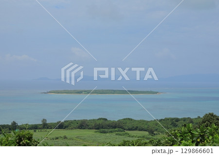小浜島大岳展望台から望む八重山諸島の島々の景色 小浜島大岳展望台から望む八重山諸島の島々の景色 129866601