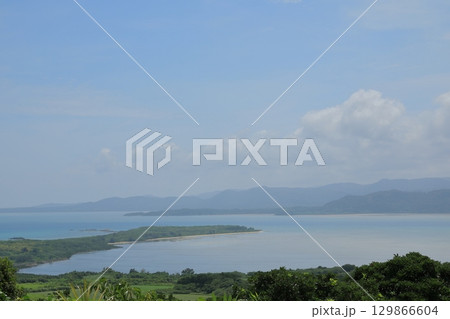 小浜島大岳展望台から眺めた西表島の海岸線の景色 小浜島大岳展望台から眺めた西表島の海岸線の景色 129866604