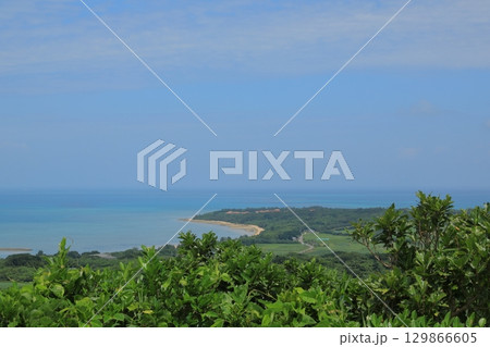 大岳展望台から眺めた小浜島の海岸線の景色 129866605