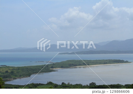 小浜島大岳展望台から望む細崎の海岸線の風景 小浜島大岳展望台から望む細崎の海岸線の風景 129866606