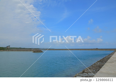 小浜島海人公園のターコイズブルーの海の風景 129866811