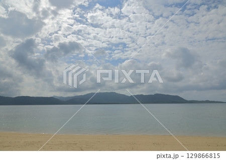 小浜島細崎海岸から眺めた西表島の景色 129866815