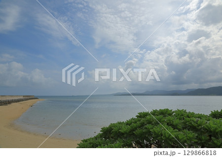 西表島を目の前に望む小浜島の細崎海岸の風景 西表島を目の前に望む小浜島の細崎海岸の風景 129866818