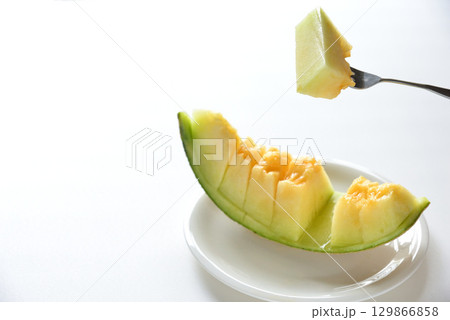 マスクメロン（熊本県産）を食べようとしているイメージ 129866858