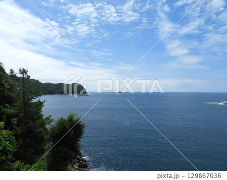 青空と碧い海に包まれる熊野の入り江 129867036