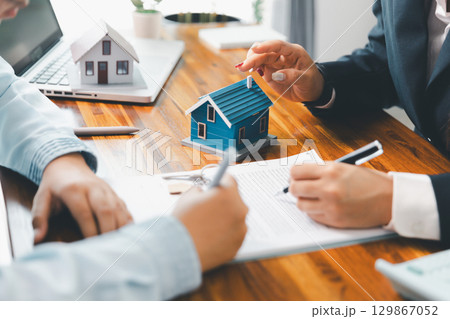 Real estate agent delivering sample home to customer, mortgage loan contract. Contract for hire purchase sale of house. home insurance contract, home mortgage loan concept. real estate, customer 129867052