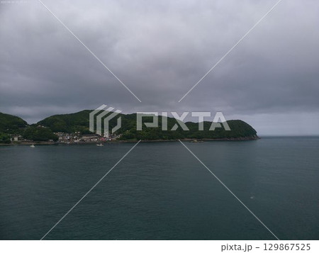 岩場に広がる海と町並み ― 熊野の海岸風景 129867525