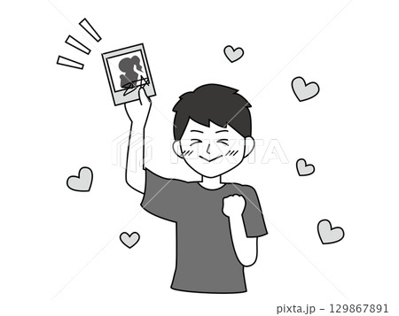チェキをゲットしてハッピーな男性のイラスト、モノクロ 129867891