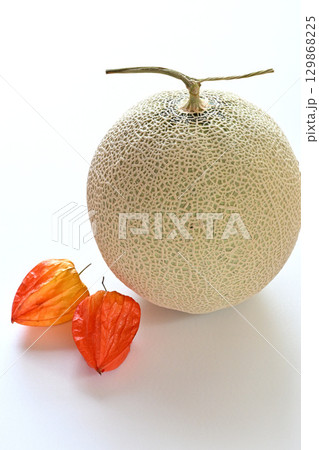甘くて美味しいマスクメロン（熊本県産）とホオズキ 129868225