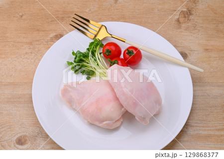 サラダチキン、鶏むね肉料理。市販のサラダチキンです。 129868377