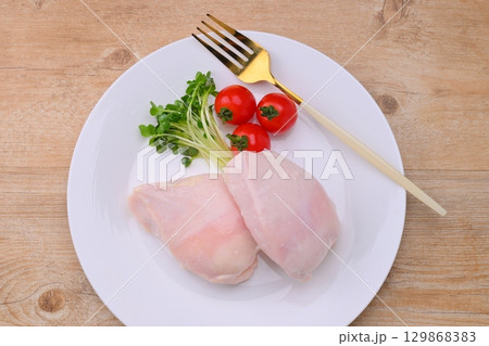 サラダチキン、鶏むね肉料理。市販のサラダチキンです。 129868383