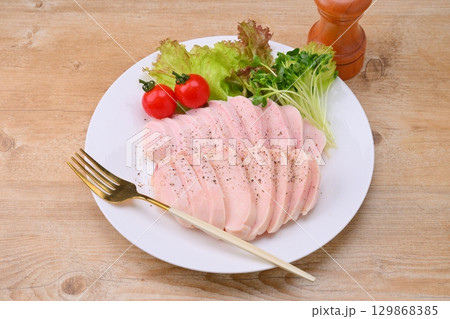 サラダチキン、鶏むね肉料理。市販のサラダチキンです。 129868385