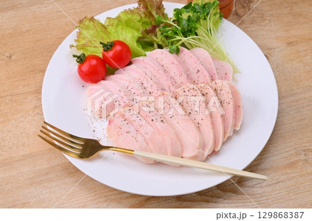 サラダチキン、鶏むね肉料理。市販のサラダチキンです。 129868387