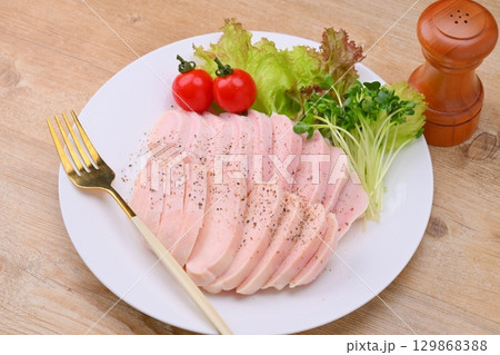 サラダチキン、鶏むね肉料理。市販のサラダチキンです。 129868388