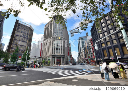 夏の日差しが照り付ける日本橋北詰交差点風景 夏の日差しが照り付ける日本橋北詰交差点風景 129869010