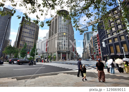 夏の日差しが照り付ける日本橋北詰交差点風景 129869011