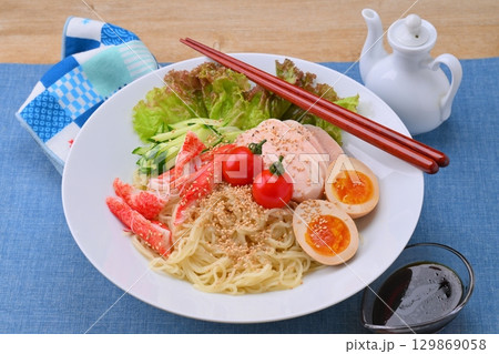 夏の冷やし中華の具材の新提案！サラダチキン、サニーレタス、煮卵、カニカマ、ミニトマト、キュウリ。 129869058
