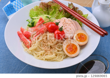 夏の冷やし中華の具材の新提案！サラダチキン、サニーレタス、煮卵、カニカマ、ミニトマト、キュウリ。 129869065