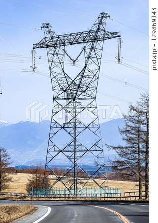 山間の高原に設置された送電塔 山間の高原に設置された送電塔 129869143