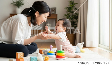 笑顔の赤ちゃんとママ 129869174
