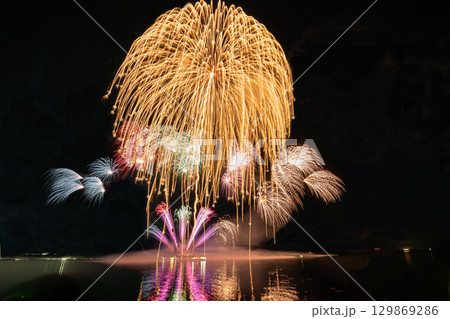 夏の夜に打ち上がる大輪の花火 129869286
