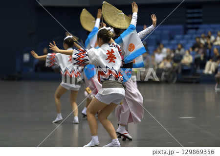 本場徳島阿波踊り　有名連　ハッピ踊りと女踊り　 129869356