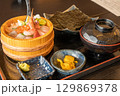 新鮮な海鮮丼 129869378