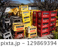 資源回収で積まれた空き瓶の回収箱 129869394