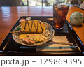パウンドケーキとアイスコーヒーのスイーツセット 129869395