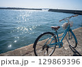 青い海と自転車のある風景 129869396