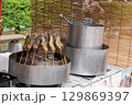 露店に並べられた鮎の塩焼き 129869397