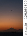 夕暮れに染まる富士山と飛行機 129869399