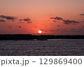 日没の海を進む漁船【橋立海水浴場】 129869400