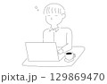 ノートパソコンと男性のイラスト 129869470