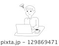 ノートパソコンと男性のイラスト 129869471