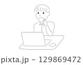 ノートパソコンと男性のイラスト 129869472