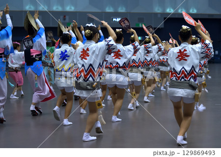 本場徳島阿波踊り　有名連のハッピ踊り 129869493